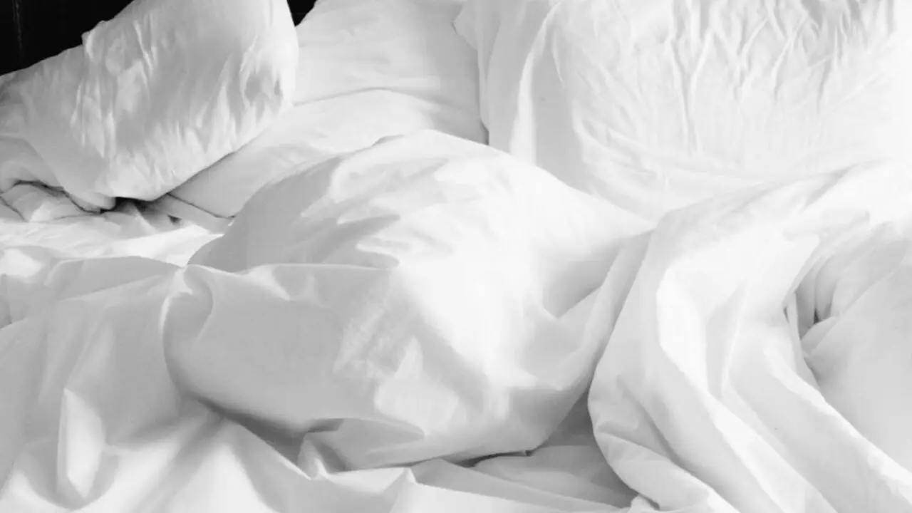 Rifare subito il letto è davvero una buona abitudine? L’errore comune al risveglio Immagine selezionata