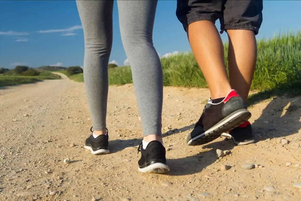 Camminare per sgonfiare la pancia: quanti minuti servono davvero SP - Persona che cammina in parco con cronometro