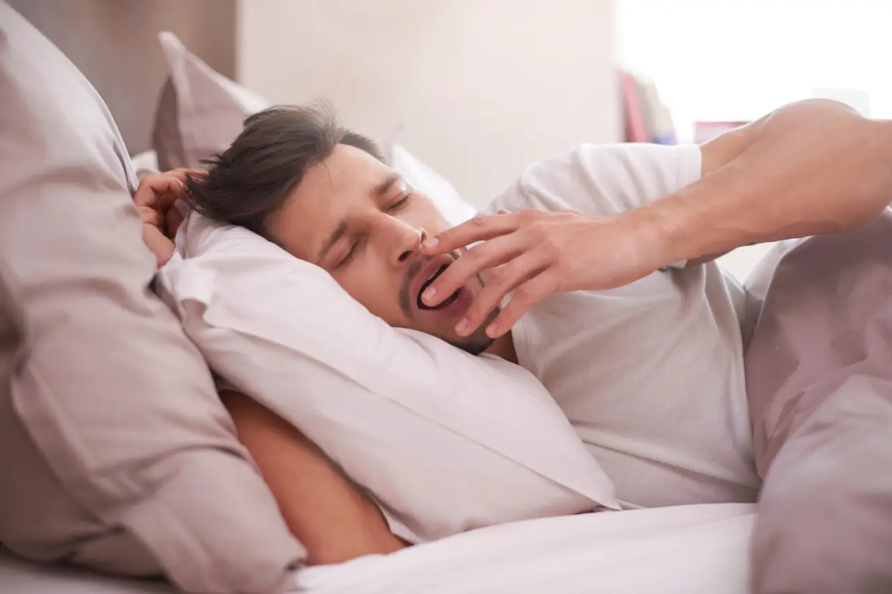 Igiene del sonno: strategie pratiche per migliorare il riposo secondo il neurologo SC - Letto ordinato e sveglia sul comodino