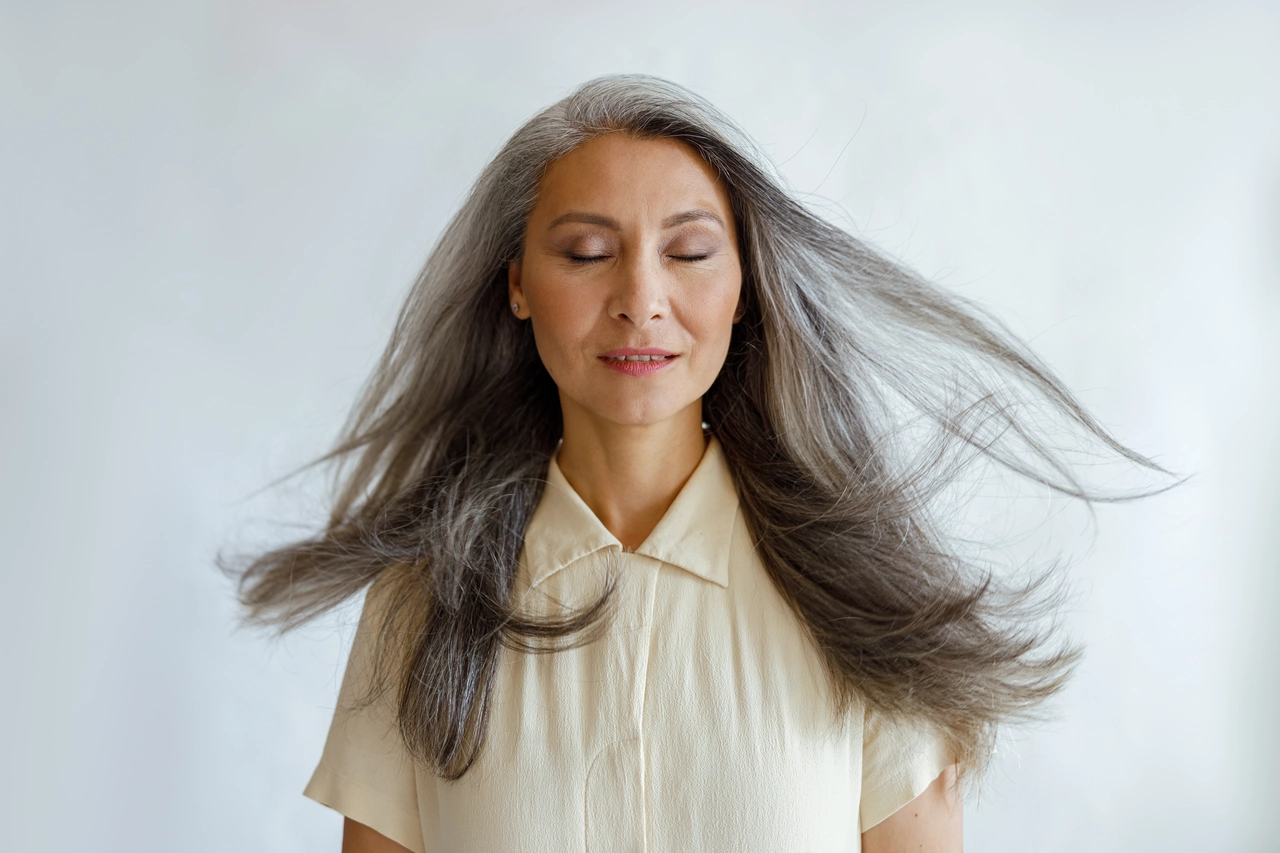 Tinta fai-da-te per capelli grigi: copre le imperfezioni e ravviva il colore Tinta fai-da-te per capelli grigi: copre le imperfezioni e ravviva il colore